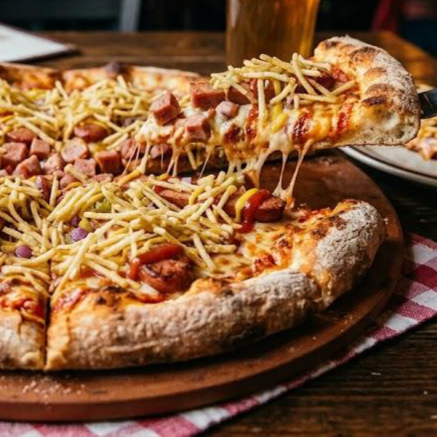 Pizza 6 fatias 15 Opções De Sabores +1 Coca Cola Caçulinha 200ml
Acompanha Massa tradicional Molho De Tomate Muçarela Orégano Azeitona Todas Salgadas Manos a Doce
almoço, jantar, comida caseira, marmitex, prato feito, executivo, comida de panela.
Pratos Populares: pizza, hamburguer, sushi, massa, churrasco, porções, salgados, coxinha, pastel, batata frita.
Lanches Rápidos: sanduiche, hot dog., cachorro quente, pastelaria, esfiha, pizzas pizza comida brasileira, comida nordestina, feijoada, acarajé, baião de dois.
Internacionais: comida japonesa, comida chinesa, comida italiana, comida mexicana, comida árabe, hamburgueria artesanal.
Saudáveis e Especiais: comida saudavel, saladas, poke, comida vegana, comida vegetariana, fit, sem gluten, sem lactose.
1. Categoria: Bebidas, Sobremesas e Conveniência
Bebidas: bebidas geladas, refrigerante, cerveja, suco natural, agua, energético, vinho.
sobremesa, açaí, sorvete, bolo, doces, chocolate, churros, pudim.
Mercado de Urgência: mercado online, supermercado Express, conveniência, farmácia entrega.
1. Categoria: Descontos, Promoções entrega grátis, frete hoje, cupom de desconto, cupom 99food, pratos baratos, promoção de comida, combo do dia, desconto primeira compra