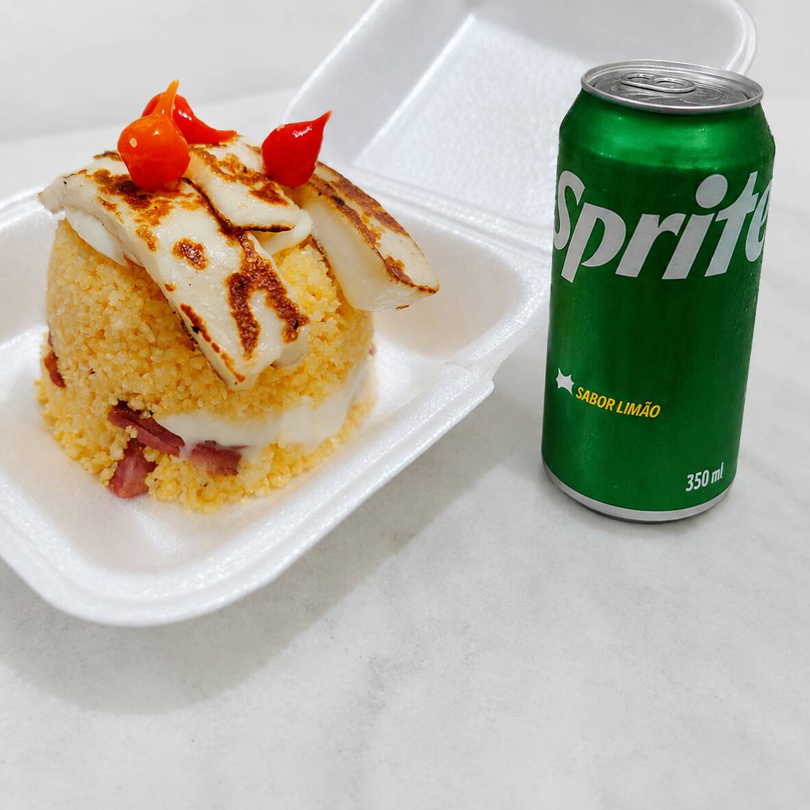 Delicioso cuscuz recheado com calabresa, muito catupiry cremoso e queijo coalho grelhado por cima, acompanhado de uma Sprite 350ml bem gelada.
😋 Uma combinação perfeita para matar a fome com muito sabor!