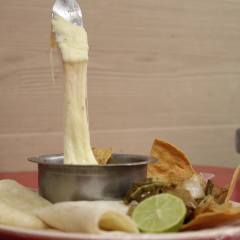 Queso Fundido con Chorizo