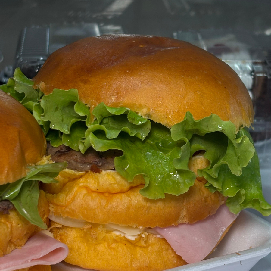 PAO BRIOCHE, QUEIJO, PRESUNTO, BACON, TOMATE, MAIONESE, KETCHUP, MOSTARDA