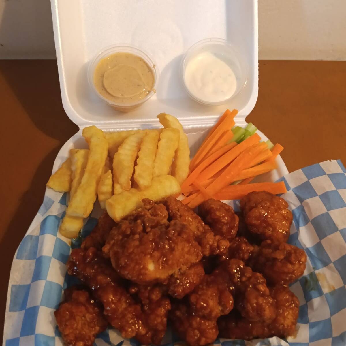BONELESS 16 PZAS. SALSA BBQ PAPAS Y VEGETALES