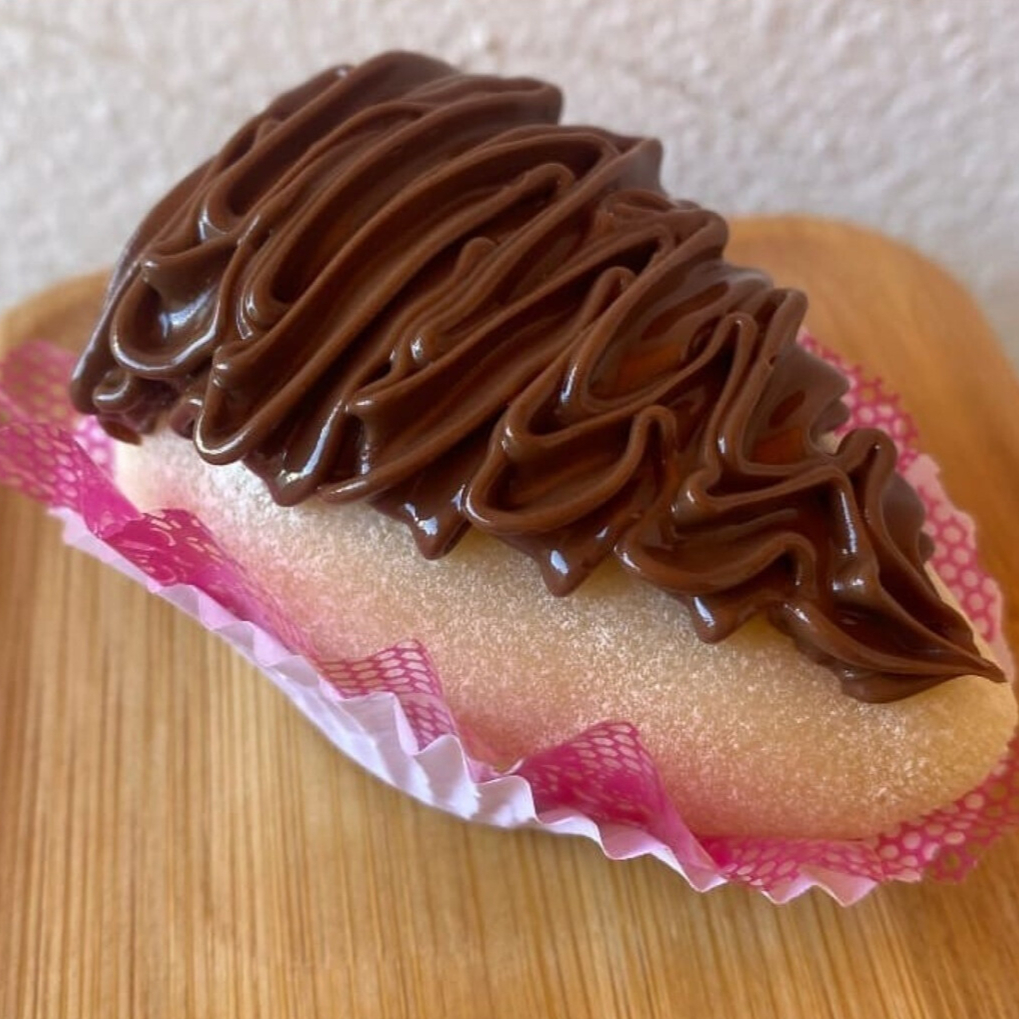 Apaixone-se a cada mordida, feita com brigadeiro cremoso de ninho  , envolto em um morango fresco finalizada com leite em pó ninho e Nutella.