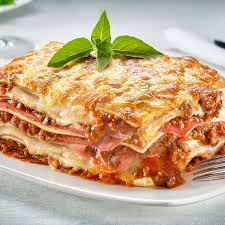 Camadas de massa fresca, recheio de presunto e molho bolonhesa, gratinadas com muçarela