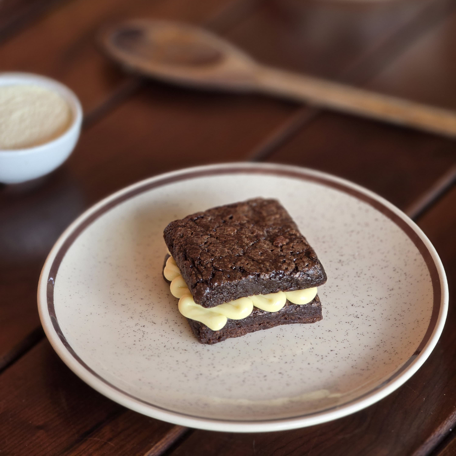 Beleza interior que fala né? Nosso brownie recheado com ninho é a prova de que o que importa é o que está por dentro!