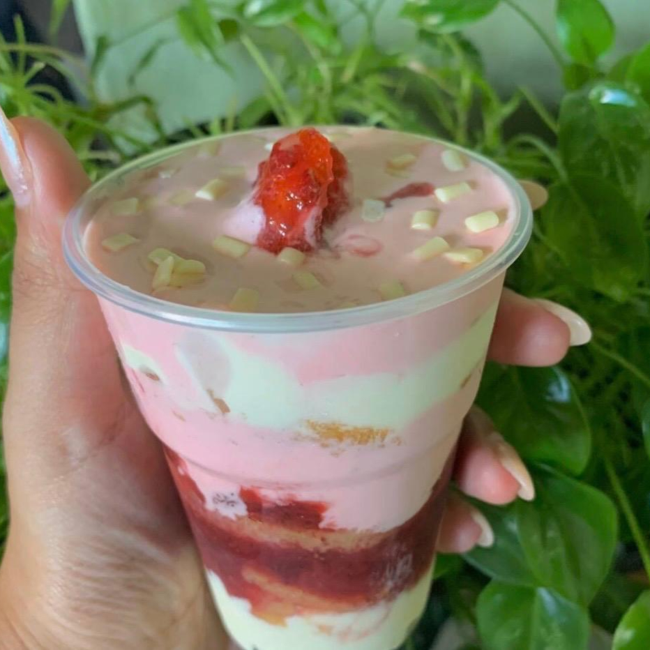 Mousse de Ninho bem cremoso, nosso deliciosa geleia artesanal de morango, intercalado com bolinho branco e finalizado com mousse de morango.