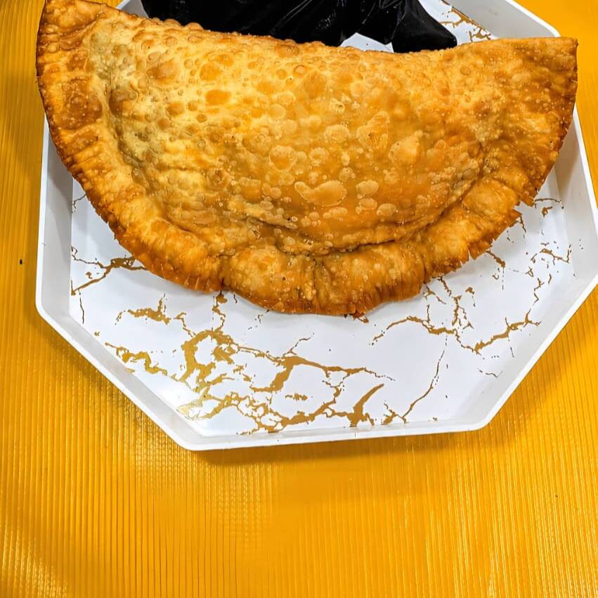 Pastel crocante na massa redonda montado ao seu gosto, uma explosão de sabores.