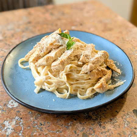 Fetuchini Alfredo con Pollo