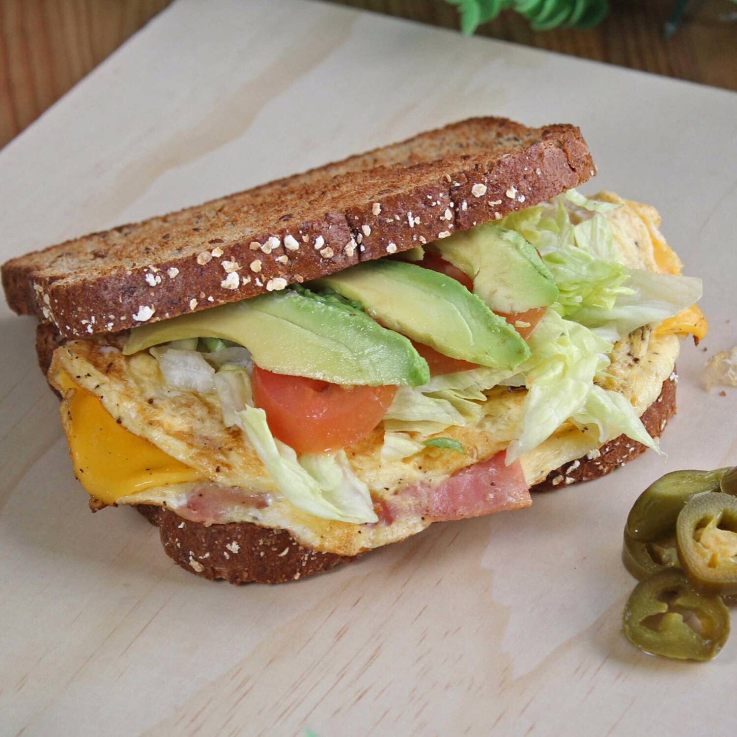 Sandwich de Omelette con Jamón y Queso Amarillo