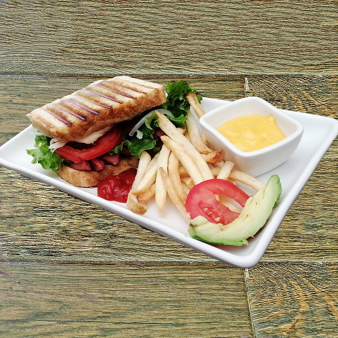 Sándwich Odiseo (Salchicha de Pavo C/Queso Oaxaca)