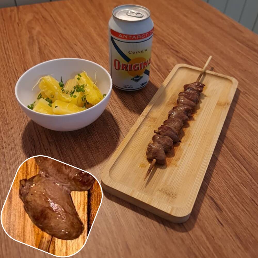 Espeto de coração de frango, com mandioca.