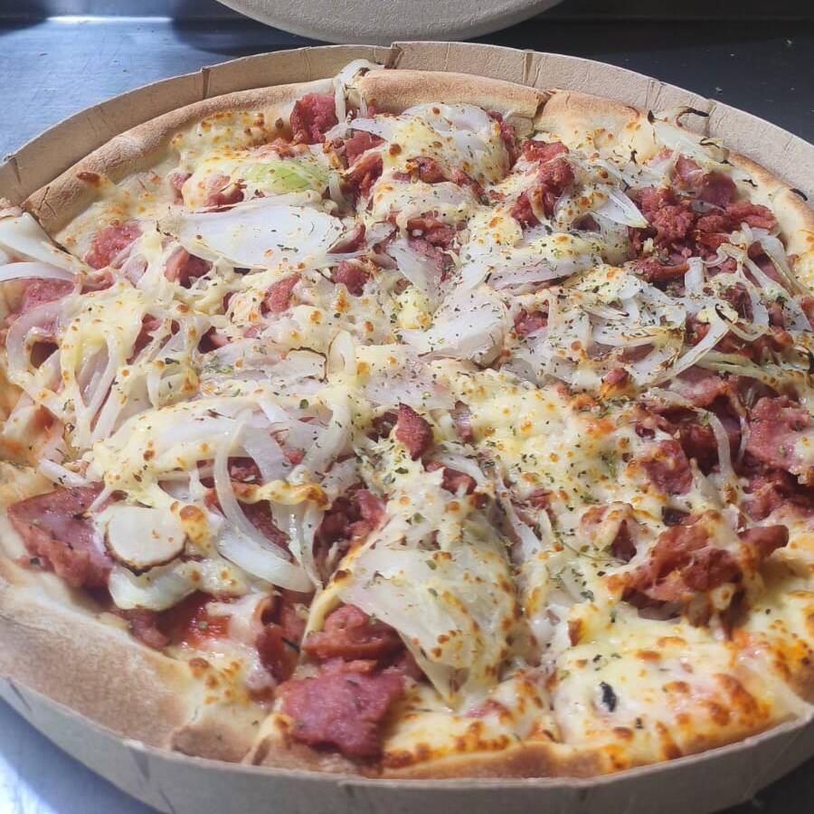 PIZZA DECALABRESA DEFUMADA COM CEBOLA +REFRIGERANTE 2 LITROS GRATIS
MASSA ARTESANAL
MOLHO A MODA ITALIANO
PIZZA PADRÃO DE 30 CM 8 FATIAS DELICIOSA
COM MUITA CALABRESA DEFUMADA AO PONTO
Cada pizza é preparada na hora com ingredientes cuidadosamente selecionados para entregar qualidade, muito recheio e uma experiência irresistível em cada fatia.
Trabalhamos com ingredientes de alta qualidade e seguimos rigorosamente as normas de higiene e segurança alimentar, em conformidade com as exigências dos órgãos competentes.
pizza artesanal - 3 pizzas - pizza 8 fatias - combo trem - refrigerante 2 litros grátis - massa artesanal - fermentação natural - farinha italiana tipo 00 - molho italiano fresco - tomates selecionados - azeite extravirgem - orégano italiano - pizza delivery - mussarela - calabresa - portuguesa - marguerita - quatro queijos - frango com Catupiry Original - bacon - peito de peru - lombo - palmito - cheddar - chocolate - Oreo - doce de leite - pizza salgada - pizza doce - almoço - jantar - promoção piz