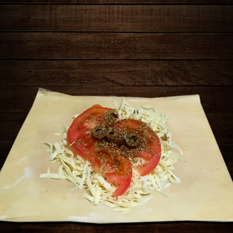 Prove a combinação perfeita de queijo mussarela derretido e suculentos tomates frescos, acentuada pela pitada de orégano e finalizada com azeitonas saborosas. Uma verdadeira festa de sabores em uma mordida que leva a pizza a um novo nível. Prepare-se para uma experiência culinária inigualável!