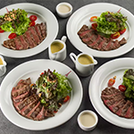 Quatro cortes nobres de carne bovina grelhada (600g no total) e nosso exclusivo molho secreto cremoso, preparado com 21 ingredientes (320ml). Acompanha mix de folhas frescas, tomates-cereja e nozes, finalizado com um leve e refrescante molho artesanal de iogurte e mostarda Dijon. Ideal para compartilhar!

Obs.: Os produtos são pesados in natura e podem apresentar variação de peso e tamanho após o preparo.