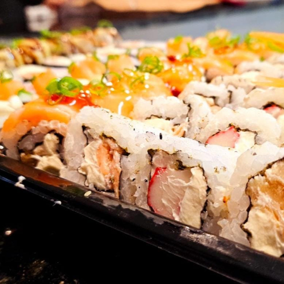 8 URAMAKI FILADELFIA 8 URAMAKI SKIM 8 URAMAKI ROMEU E JULIETA 8 CALIFORNIA 8 ESPECIAL DE SALMAO 8 URAMAKI KANI 8 NIROMAKI LAMINADO DE QUEIJO MASSARICADO C/MOLHO TARE 8 SKIM LAMINADO DE SALMAO C/GELEIA DE PIMENTA 8 HOSSOMAKI FILADELFIA 8 KANIMAKI 8 KAPPAMAKI 6 NIGUIRI SKIM 16 HOT FILADELFIA (2 HASHI 5 SHOYO 4 TARE)