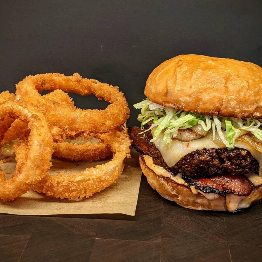 burguer de harrachera con aros de cebolla
