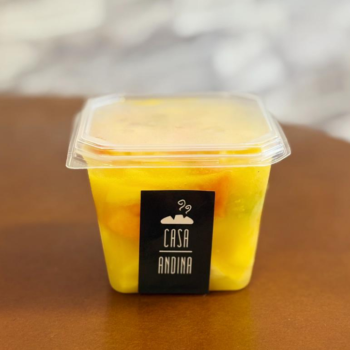 (banana, manga, maça, uva verde, mamão e suco de laranja) 250ml