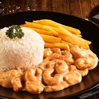 Strogonofe de Camarão, Arroz e Batata Frita