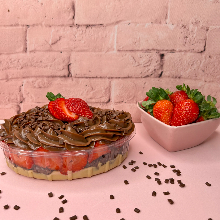 Travessa com creme de ninho, mine brownie, morangos e creme de chocolate meio amargo.