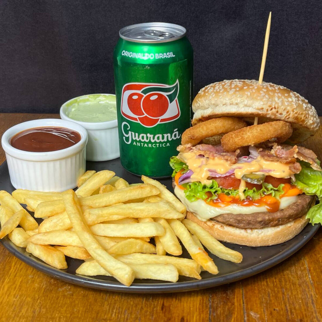 Pra você que gosta de Cebola Onion com batatinha frita e refri gelado, esse Combo será perfeito! =) Ingredientes - Pão com Gergelim - Maionese - Alface, Tomate, Cebola Roxa e Picles - Hambúrguer tradicional 120g - Cheddar, Muçarela - 2x Cebolas Onion - Bacon - Ketchup - Molho especial *Fotos Reais* *Hambúrguer Tradicional 120g* Obs: Caso não queira algum ingrediente, basta escrever nas observações ou nos avisar no Chat. 1 Batata Frita 100g 1 Refrigerante Lata Gelado (aleatório) *Fotos Reais* *Hambúrguer Tradicional 120g* Obs: Caso não queira algum ingrediente, basta escrever nas observações ou nos avisar no Chat.