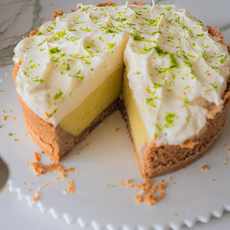 Uma sobremesa refrescante, com creme leve e citrico sobre base macia, finalizada com cobertura suave, equilibrando doçura e acidez em cada pedaço.