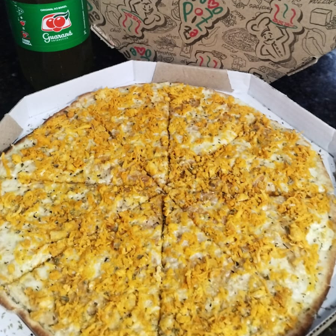Massa, molho, moçare-la, frango e orégano. + 1 Guaraná bem Gelado