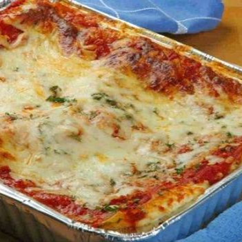 Deliciosa e Cremosa Lasanha de carne ao molho, Finalizada e Gratinada com um delicioso queijo. Feita com ingredientes frescos e tempero ao ponto . Acompanha arroz branco.