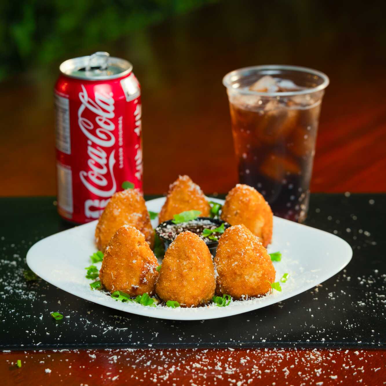 Para os apaixonados por coxinha, essa é pura cremosidade por dentro e crocância por fora! Feita 100% com frango defumado desfiado e tempero artesanal, totalmente sem massa. O verdadeiro padrão de elite para acompanhar o seu burger!
(Disponível em porções de 6 ou 12 unidades)
