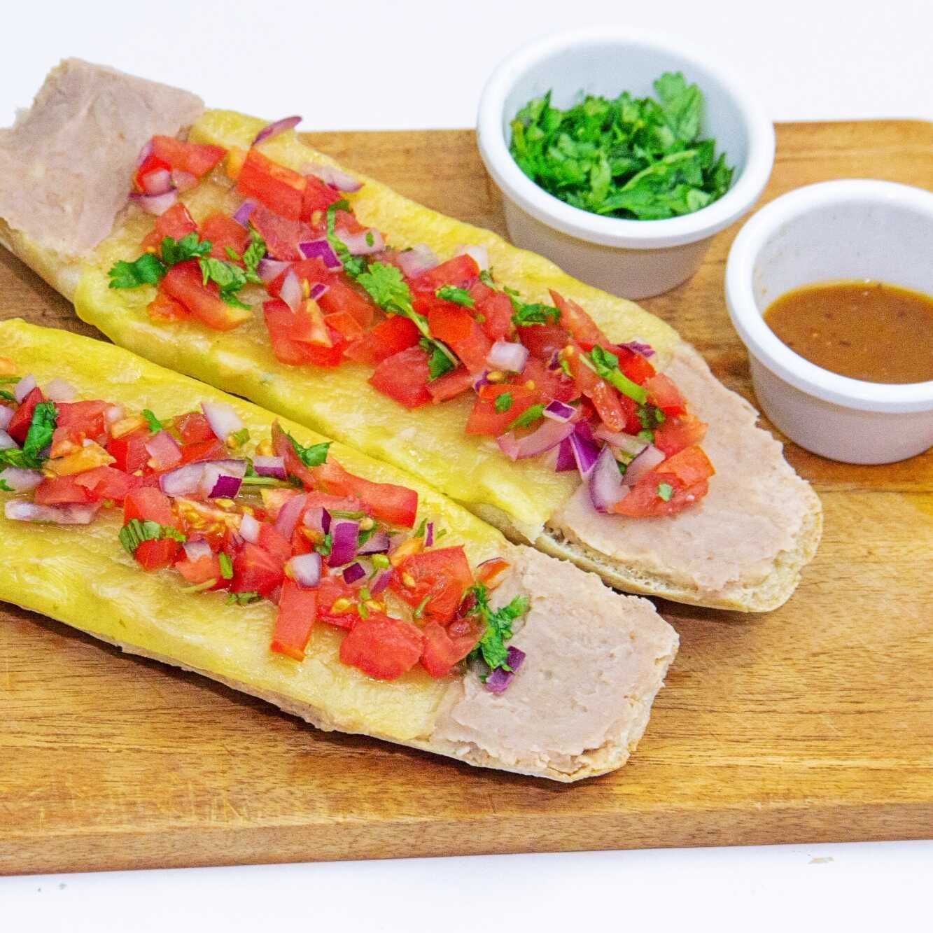 Molletes de Frijoles