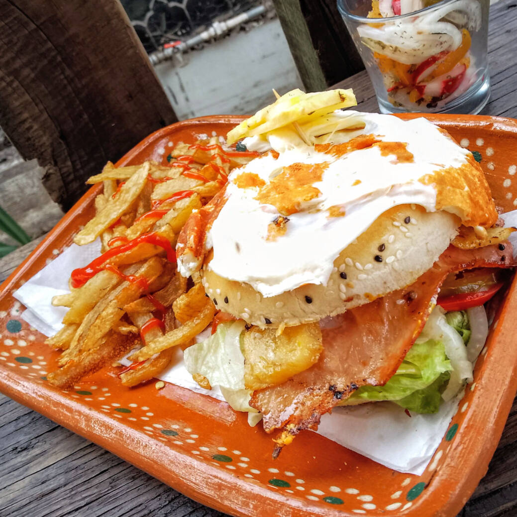 Triple Cheese Burger con Papas