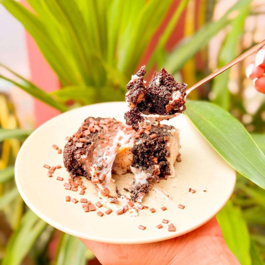 Massa de bolo úmida e macia com recheio de brigadeiro de ninho e chocolate 50% cacau. (Aprox. 100g)