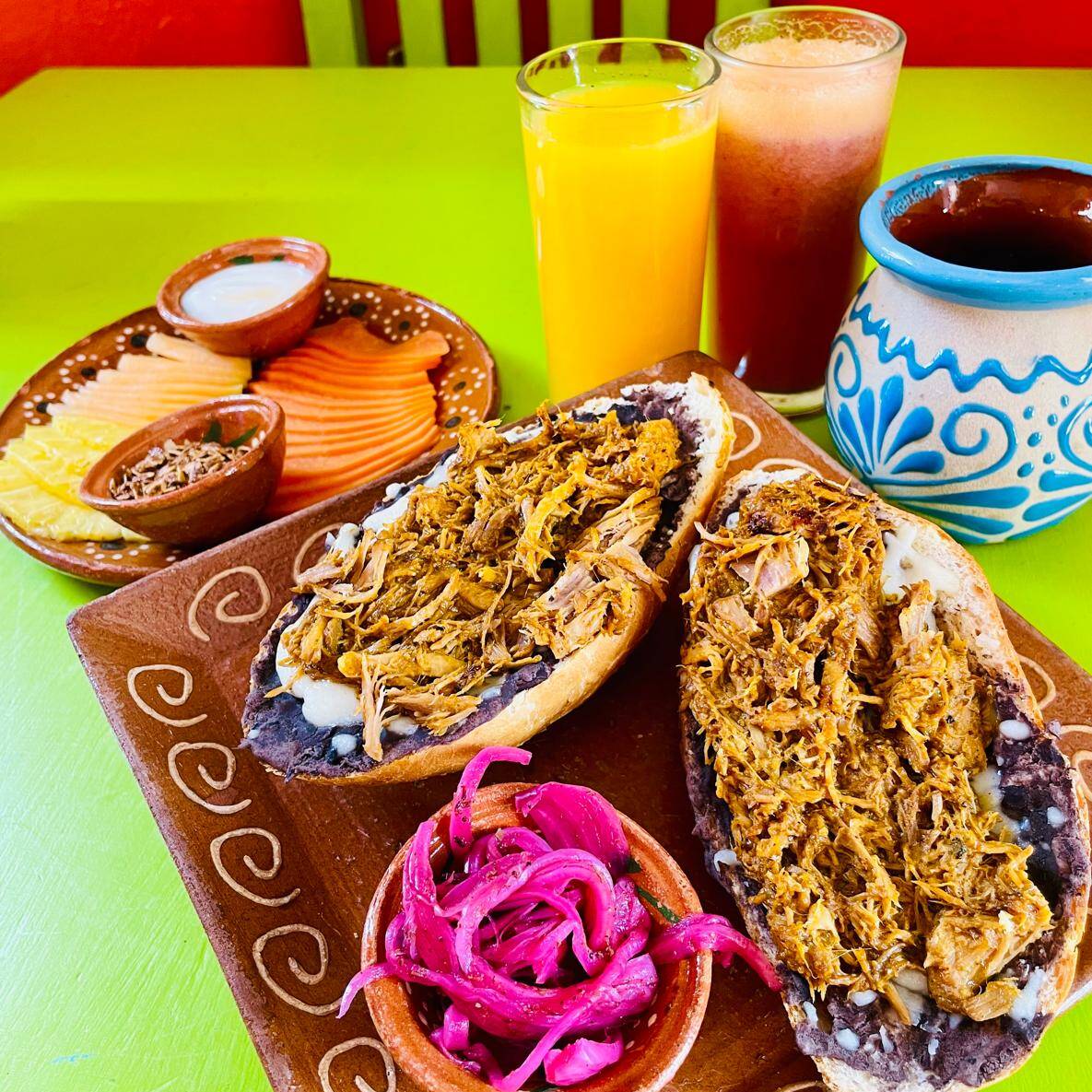 Desayuno Completo de Molletes con Cochinita Pibil