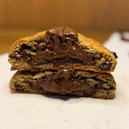 Um cookie macio por dentro e levemente crocante por fora. Feito com massa amanteigada de baunilha, gotas de chocolate nobre e no centro um recheio generoso de Nutella que derrete na boca! Serve 1 pessoa - Aproximadamente 100g ---------------Palavras-chave---------------- Entrega rápida, frete grátis, promoção, cupom, melhor preço, doces, bolos, sobremesa, gourmet, confeitaria, doceria, brigadeiro, brigadeiro gourmet, brigadeiro de leite ninho, Leite Ninho, Ninho, brigadeiro cremoso, Ferrero, Nutella, ninho com nutella, cookie, cookie recheado, cookie Nutella