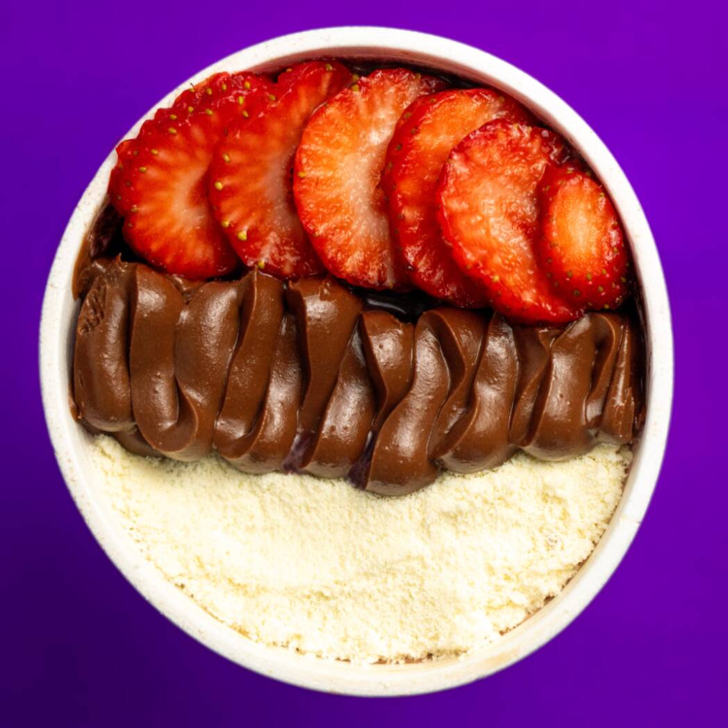 💜 Tentação em forma de Açaí! 💜 Imagine um copo recheado com açaí premium, Nutella derretendo na boca, morangos suculentos e leite Ninho fofinho. É mais que sobremesa: é uma experiência apaixonante do começo ao fim. 👉 Garanta o seu agora e aproveite essa explosão de sabores!