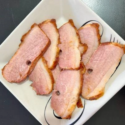 Meia peça de picanha suína, serve 3 pessoas. Peso médio 330g.