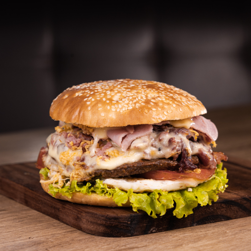 hambúrguer, queijo, bacon, ovo, presunto, calabresa, salada e maionese