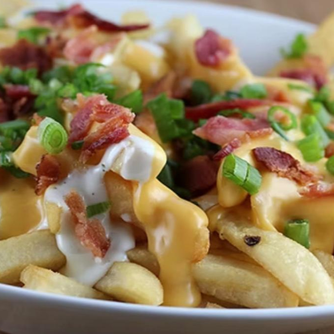 BATAT FRITA COM BASATNT QUEIJO E CUBOS DE CALABRESA.