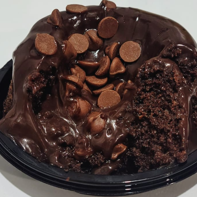 10cm de Bolo mini vulcão delicioso. TAMANHO DE REFERÊNCIA: PALMA DA MÃO/ 10CM. com massa de chocolate fofinha e molhadinha, recheado com recheio cremoso de chocolate e finalizado com gotas.
