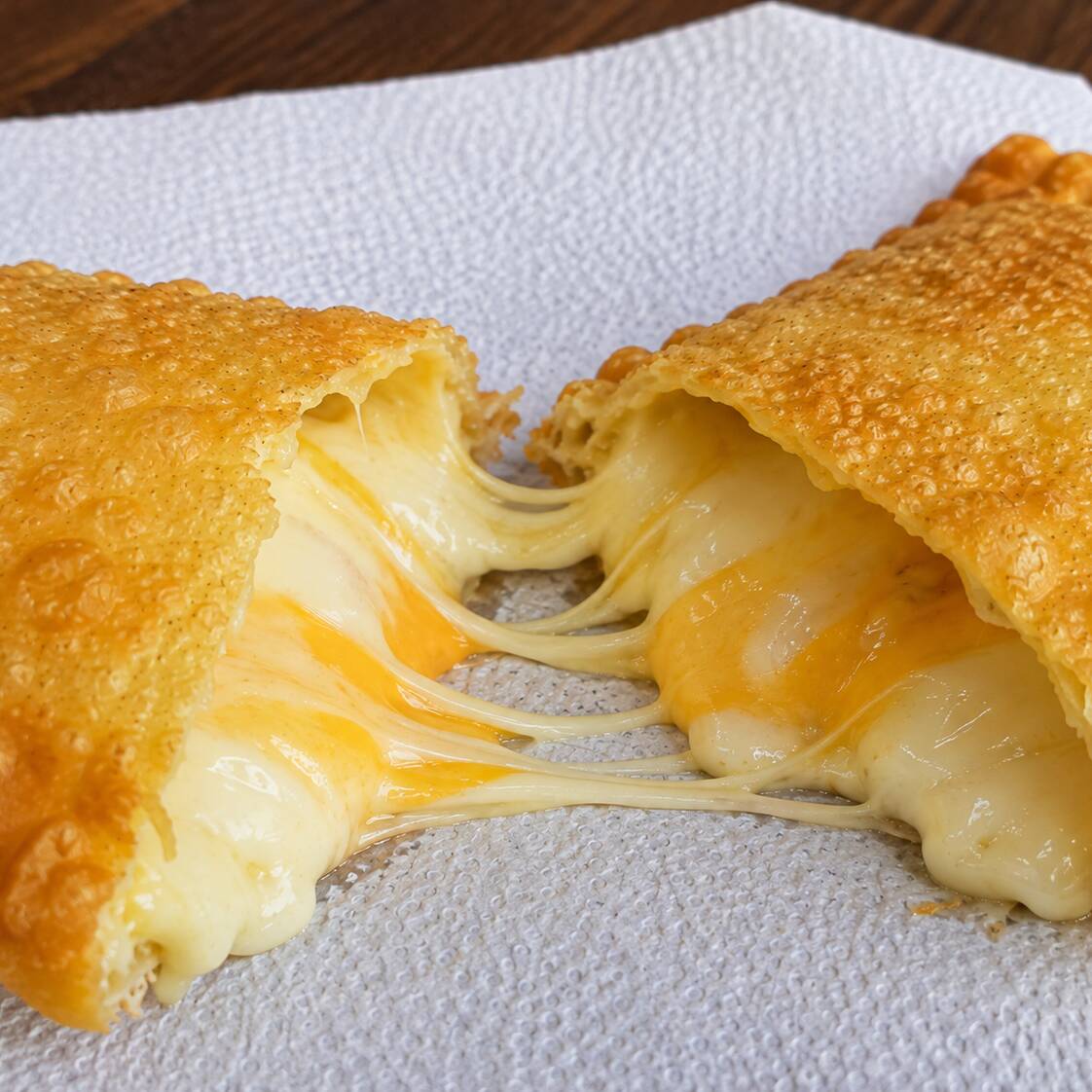 Mussarela derretida, Catupiry cremoso, cheddar e provolone, reunidos em uma combinação irresistivelmente cremosa e cheia de sabor. Um recheio generoso, com o toque marcante do provolone, envolvido em uma massa sequinha, crocante e douradinha. Para os verdadeiros amantes de queijo! 🤤