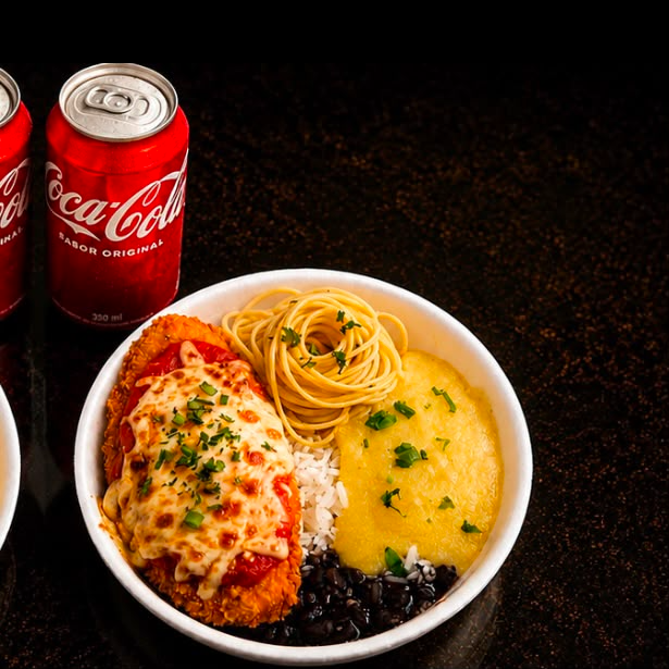 Combo Parmegiana Completa Massa na Brasa 🔥
1 Marmita parmegiana + 1 Coca Lata + 1 Sobremesa (Chocolate Trento)
Janta completa, servida pra 1. Quentinha e com sobremesa.