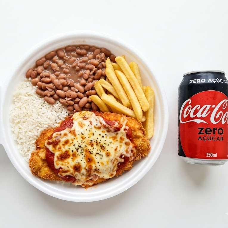 Filé de frango à parmegiana super suculento e cheio de queijo, servido com arroz soltinho, feijão bem temperado e uma porção generosa de batata frita sequinha e crocante. Acompanhado de um refrigerante sem açúcar de 350ml. Serve 1 pessoa