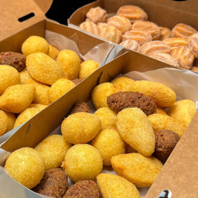 300 salgadinhos fritos tamanho festa (20–25g cada) 60 mini churros recheados. Ideal para festas, aniversários e confraternizações. 👨👩👧👦 Serve aproximadamente 12 a 15 pessoas. 📌 Você pode escolher os sabores (10 unidades por sabor) ou selecionar a opção mista da casa.