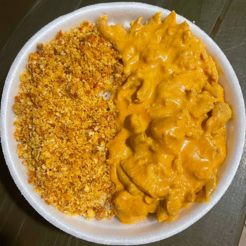 Strogonoff de frango bem cremoso. Acompanha arroz feijão e 1 acompanhamento da sua escolha