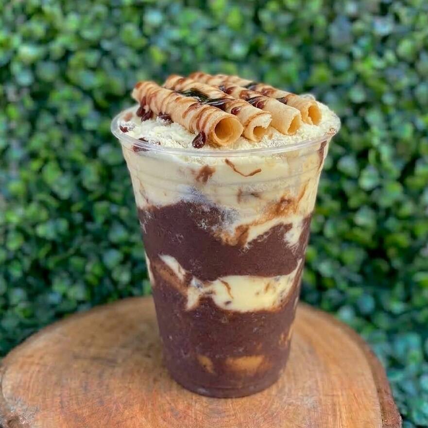 Creme de ninho nutella, leite em po e calda de chocolate.