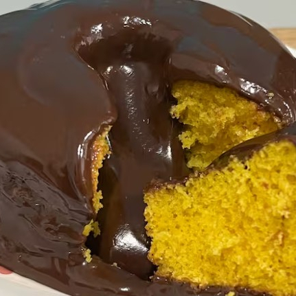 Mini vulcão de cenoura super fofinho, com massa leve e sabor caseiro irresistível. Finalizado com uma generosa cobertura de chocolate 50%, cremosa e intensa na medida certa, que escorre por cima deixando cada pedaço ainda mais delicioso. Perfeito para adoçar o dia com muito sabor e carinho! 🍫🥕
