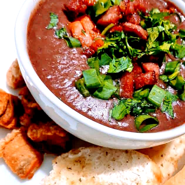 Caldo de Feijoada com feijão preto batido e cremoso com ingredientes de uma feijoada uma explosão de sabor gostinho caseiro da fazenda quantidade de 500 ml quentinho e acompanhado com torrada da casa cebolinha e torresmo tudo delicioso chegando pra você:)