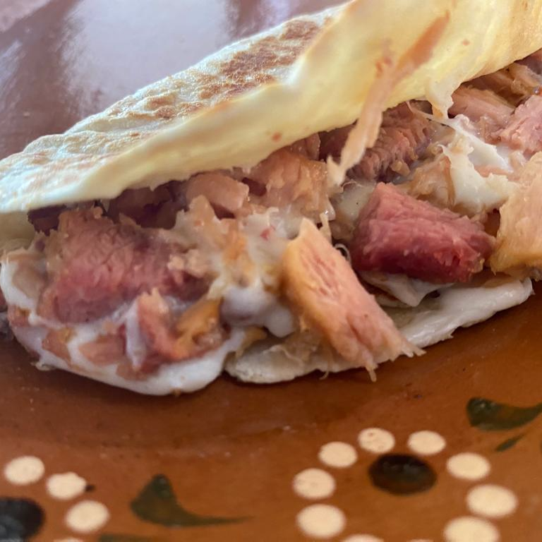 Quesadilla con Carnitas Surtido (Tortilla a Mano)