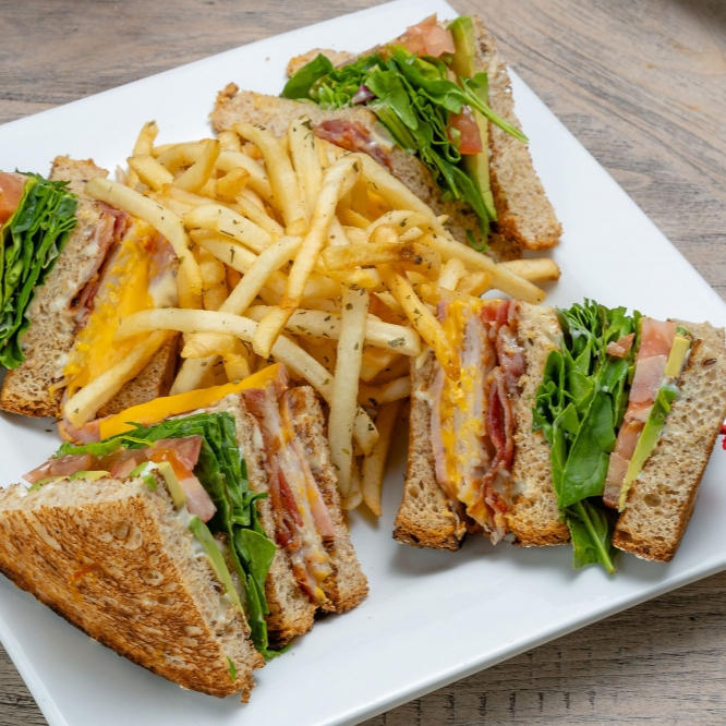 Club sandwich con papas fritas