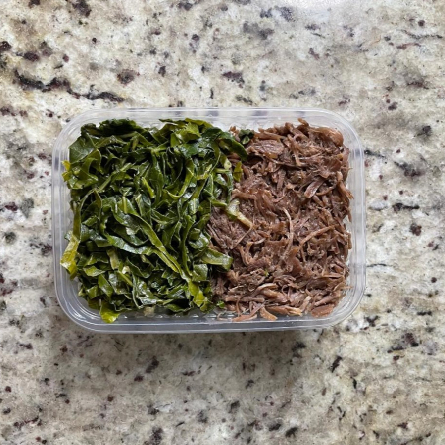 Aquela dupla que nunca falha: carne desfiada macia + couve refogada. Acompanha a base que a gente ama: arroz e feijão. É só aquecer e ser feliz! 300g no total: - 120g de carne desfiada - 80g de arroz - 60g de feijão - 40g de couve refogada