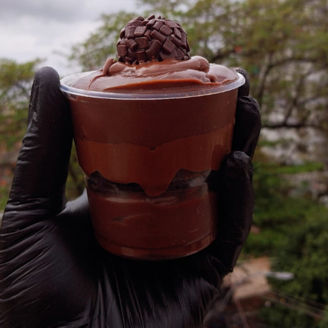 Copo de 150 ml recheado com nosso creme de chocolate 50% cacau , brownie , muita nutella pura e finalizado com brigadeiro passado no confeito de chocolate nobre