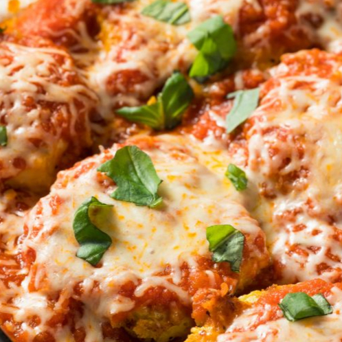 Arroz, feijão tipo carioca, deliciosa abobrinha empanada e frita coberta com molho da casa e queijo mussarela e fritas.